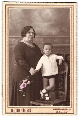 Photograph La Foto Eléctrica, Madrid, Fuencarral 10, mother with child 