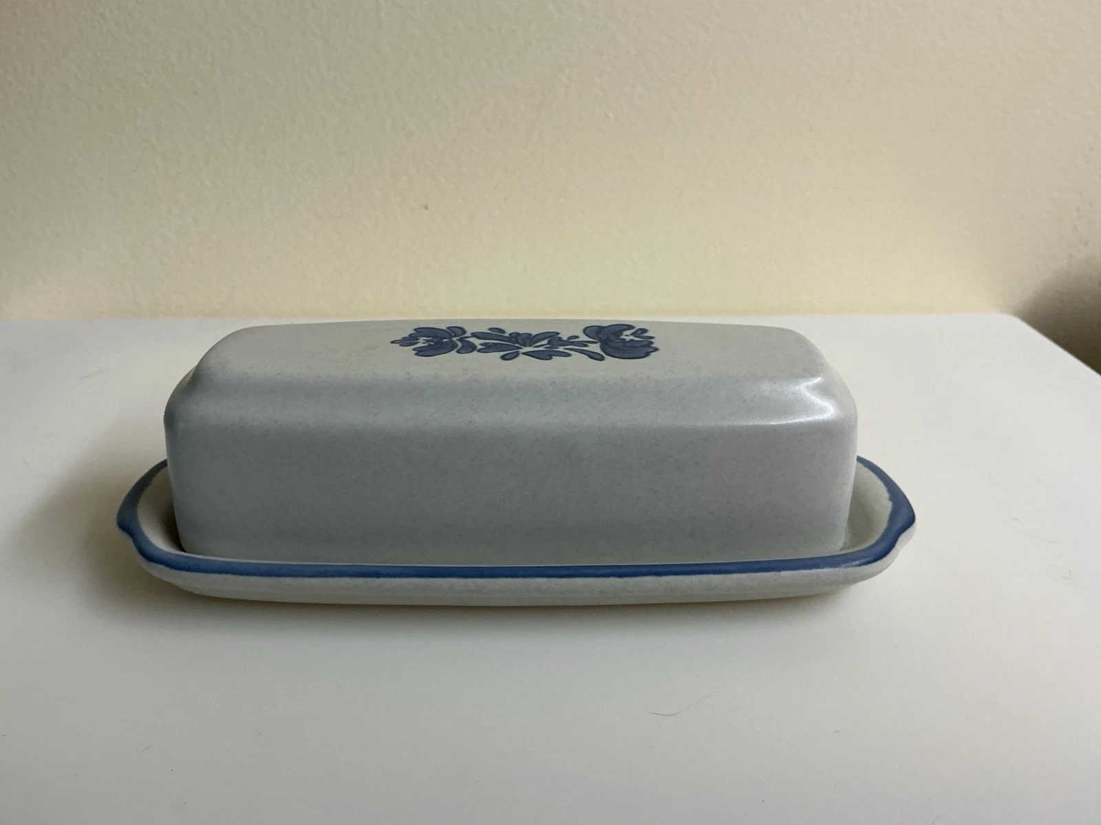 Vtg. PFALTZGRAFF YORKTOWNE Stoneware Covered Butter Dish Pre- Owned