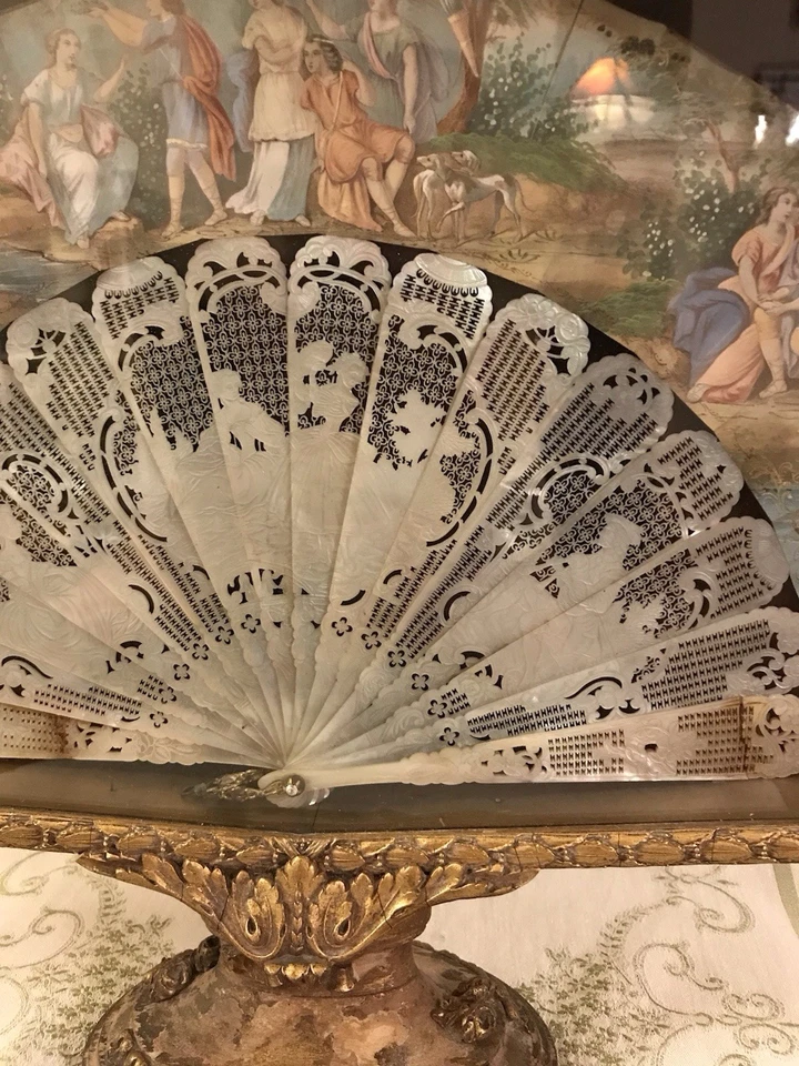 Antiguo abanico francés pintado a mano del siglo XIX en marco de caja de sombra dorada ornamentada. Foto 3 de 4