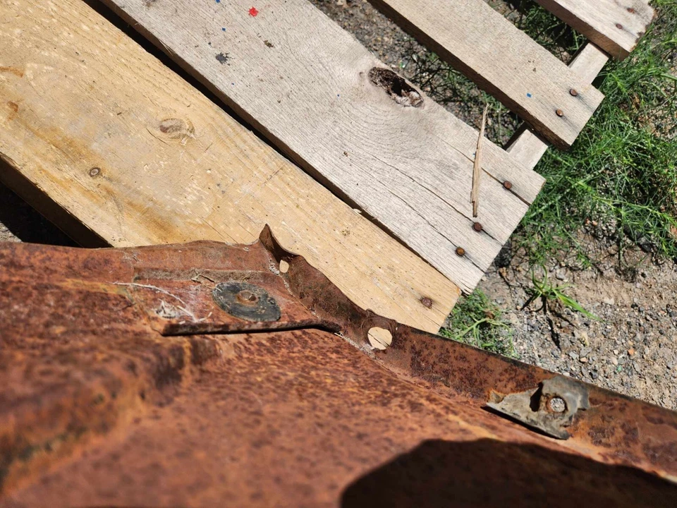 Panel de guardabarros interior izquierdo lado del conductor OEM 1958-1959 Chevrolet, camioneta GMC Foto 3 de 3