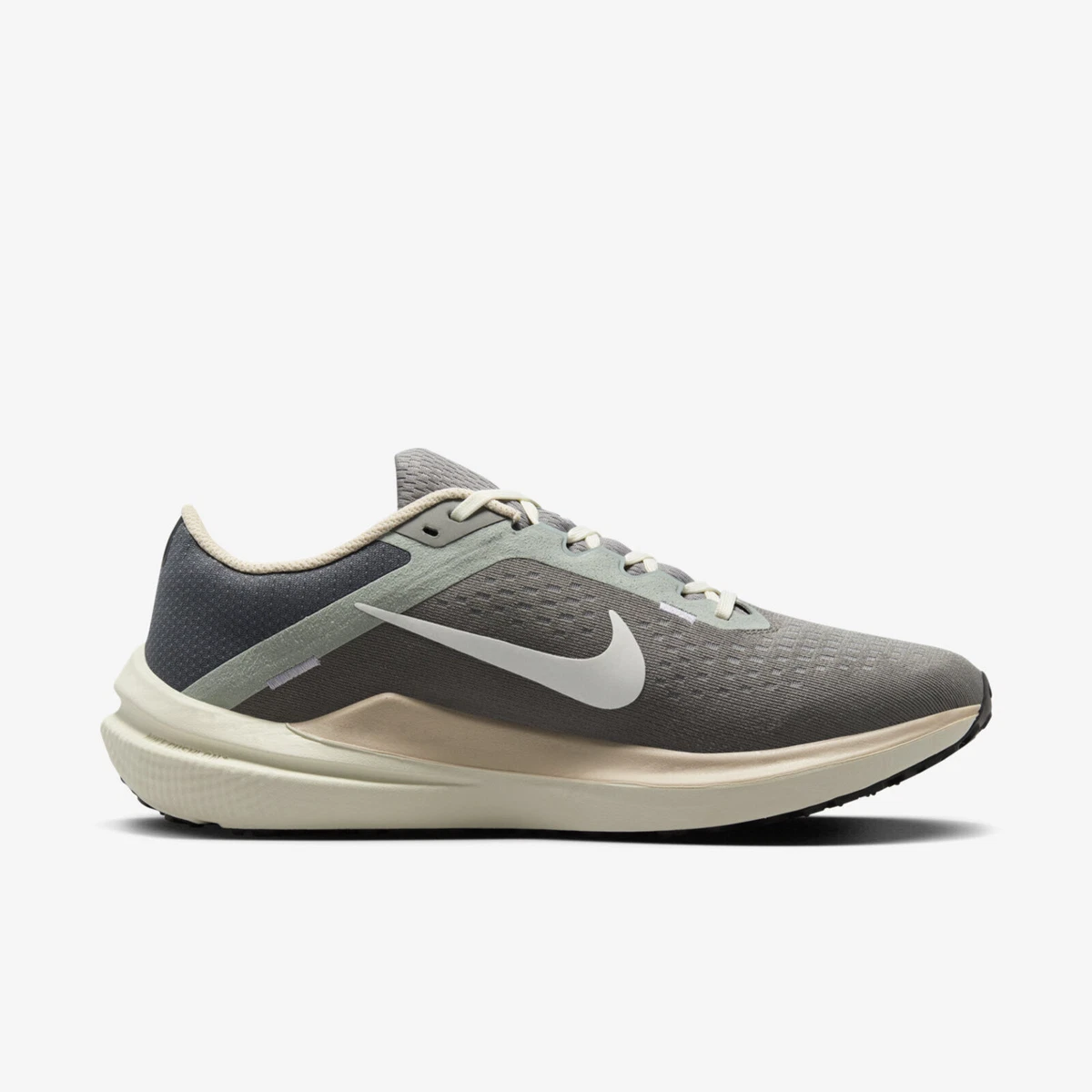 Nike flat hotsell sports shoes