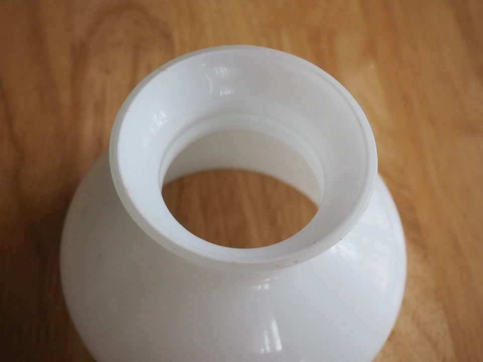 Petit abat-jour pour lampe pétrole opaline blanche .Diam 11,5 cm. haut 10 cm.TBE - Photo 3/4