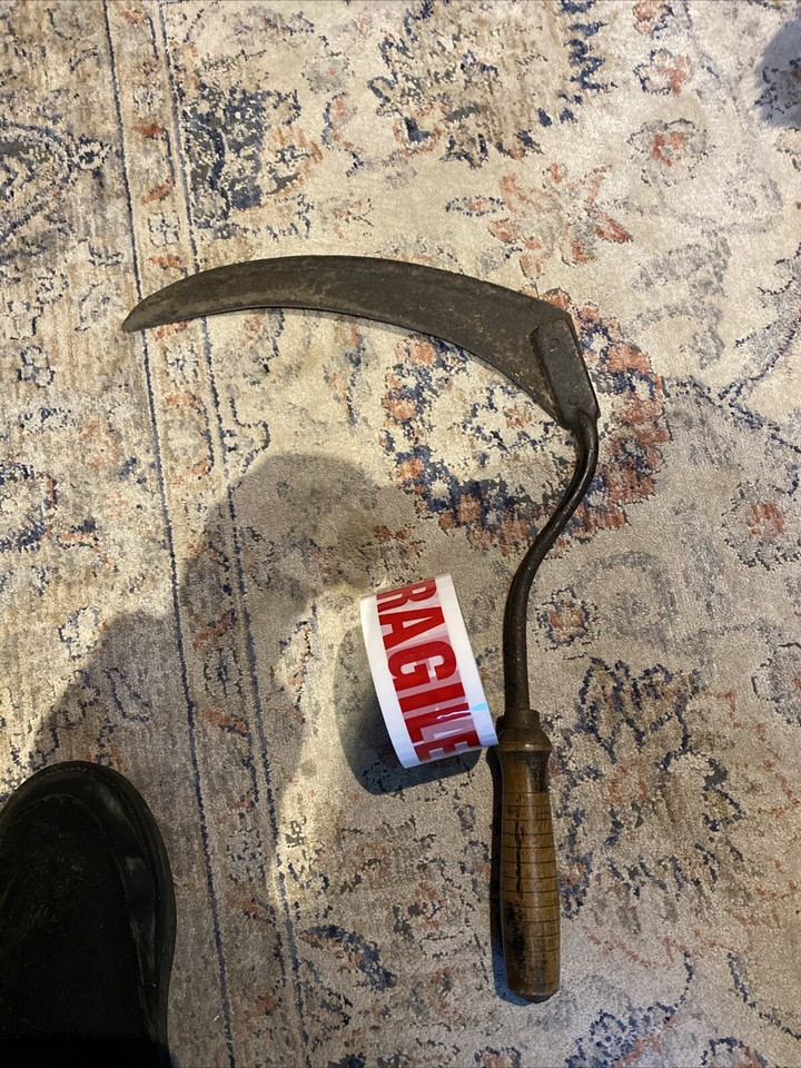 VINTAGE FARMING GARDEN HAND TOOLS COLLECTABLE SCYTHE TOOL GRASS CUTTING