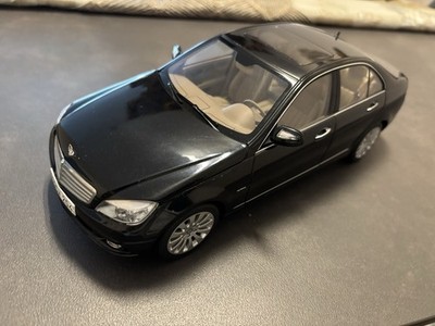 AUTOart 1:18 Mercedes Benz C-Klasse W204 Elegance, Schwarz