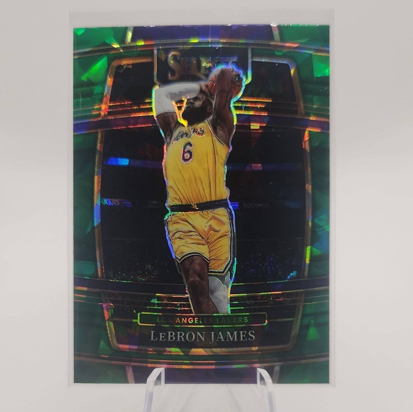 2021-22 Select Prizms Green Cracked Ice #100 LeBron James (Spot on back)