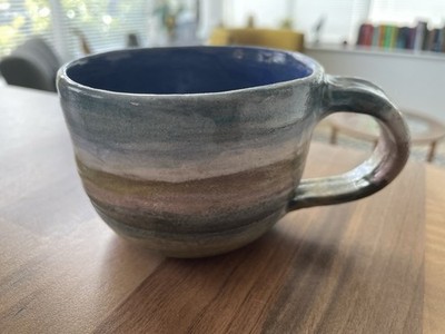 Handgefertigter Studiokeramik Becher Tasse Landschaftsszene signiert