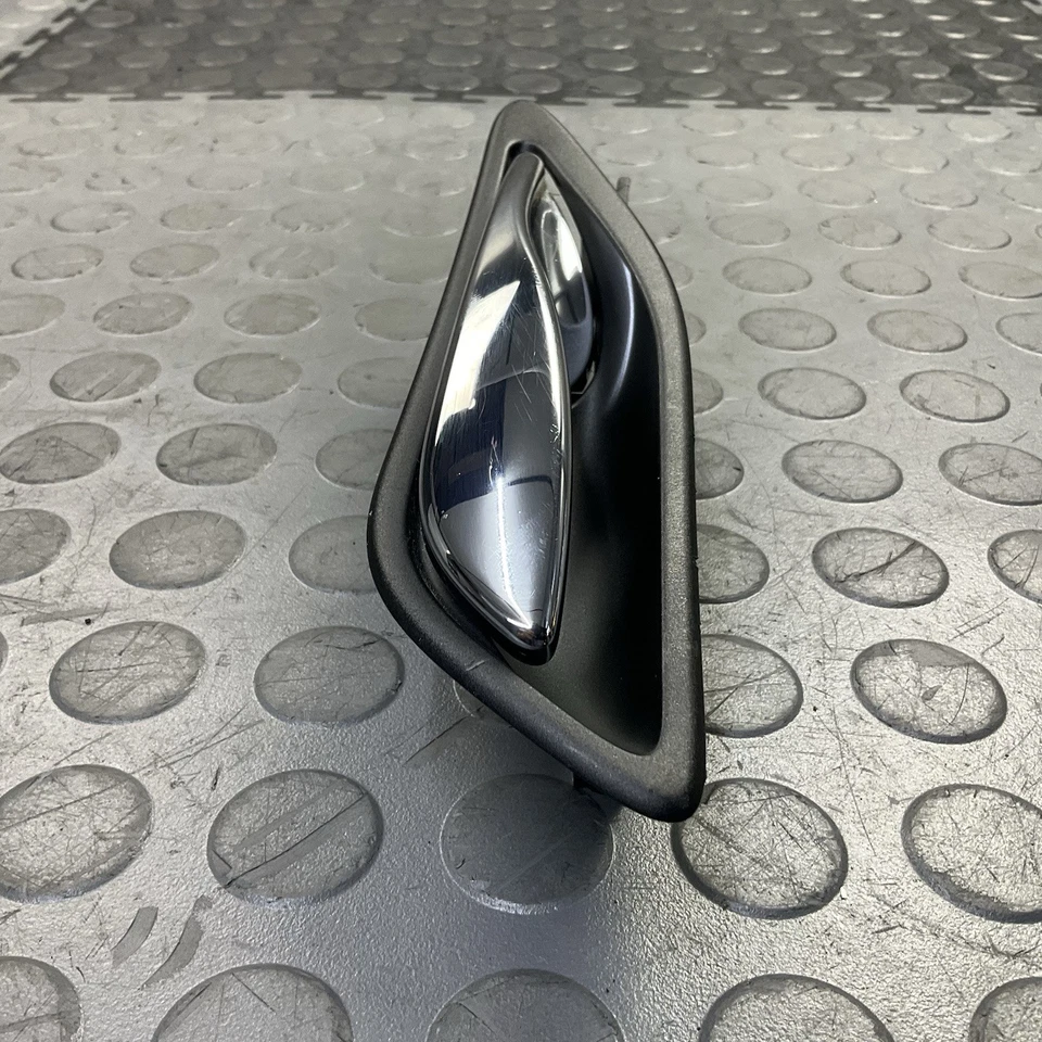 Cadillac SRX 2010-2016 manija de puerta interior del lado del conductor trasera izquierda OEM Foto 2 de 4