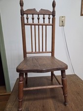 Belle chaise ancienne vintage pour enfant en chêne dossier à fuseaux en bois