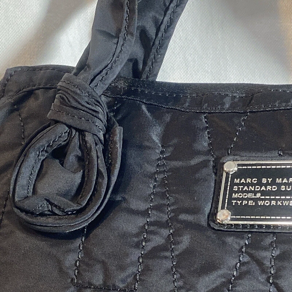 Bolso tecnológico de nailon negro acolchado ropa de trabajo de suministro estándar Marc Jacobs para mujer Foto 3 de 4
