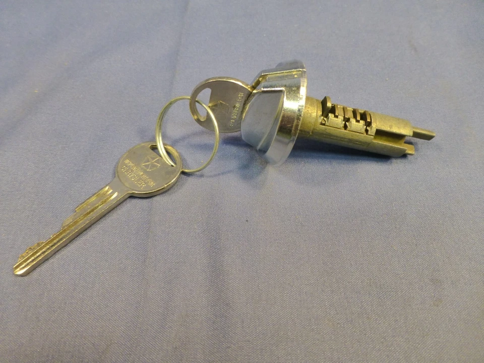 Cilindro de bloqueo de guantera 1970-1972 NOS con llaves Plymouth Cuda AAR Barracuda Fury Foto 2 de 4