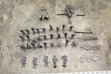 VINTAGE LOT OF 32 MARX SOLDIERS AND ACCESSORIES 116B