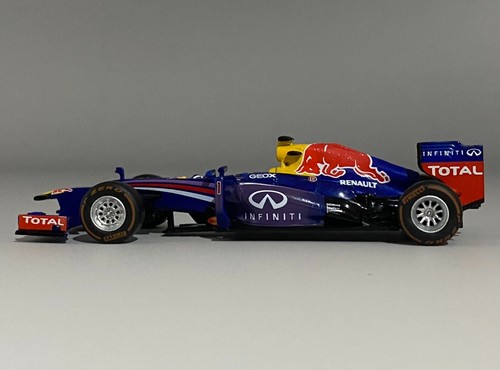 1/43 Red Bull Racing-Renault RB9 Sebastian Vettel 2013 F1 World Champion - Picture 6 of 10