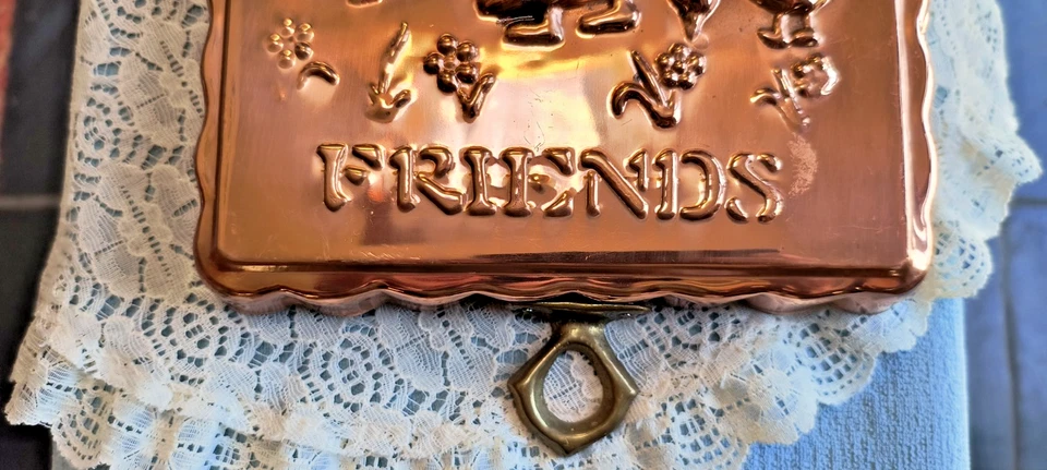 Molde rectangular de cobre de colección Welcome Friends Pennsylvania holandés o amish dama/niña Foto 3 de 4