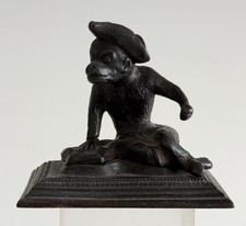 Briefbeschwerer, Eisen-Kunstguß, 19. Jh, Affe mit Dreispitz