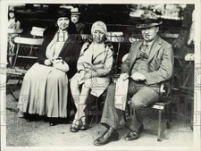 1930 Press Photo Sculptor Jacob Epstein and family sit in London's Hyde Park.