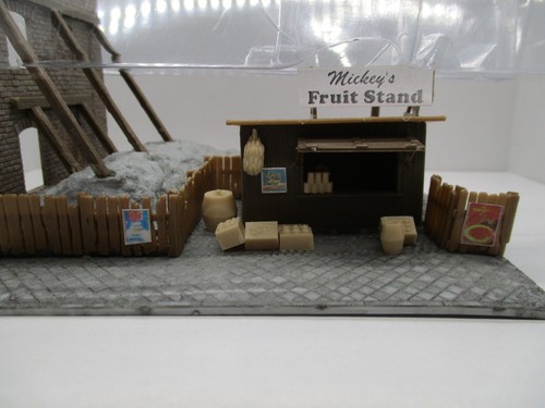 MODEL POWER BUILT-UP STRUCTURE-FRUIT STAND-LIGHTED W/FIGURES AND FRUIT CRATES! - Picture 2 of 7