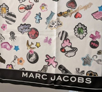 Marc Jacobs Sticker Print großer Satin Halstuch