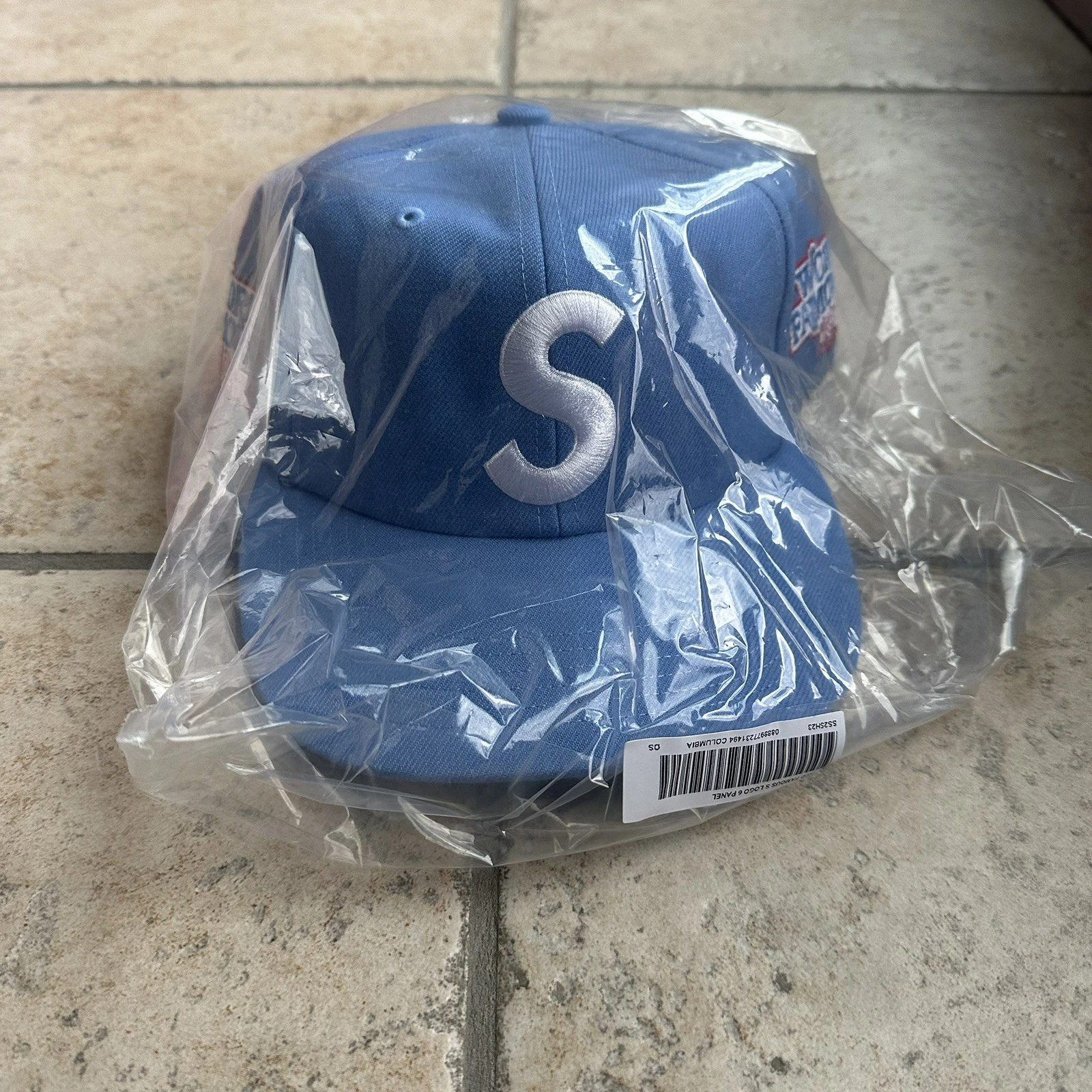 Logo Supreme World Famous S 6 panneaux bleu clair SS25 neuf sous blister