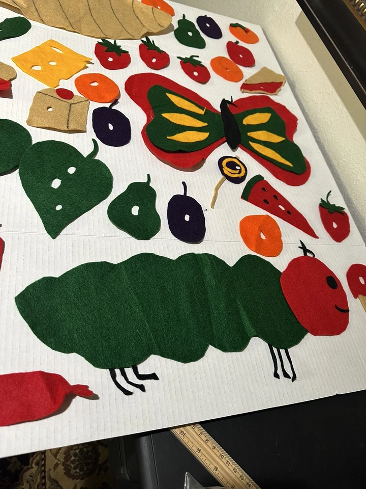 Juego de fieltro The Very Hungry Caterpillar hecho a mano escuela aprendizaje visual sala escolar Foto 2 de 4