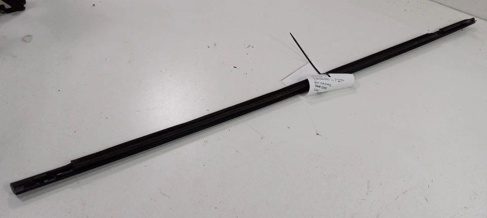 Moldura de tira de vidrio para puerta Nissan Versa para conductor delantero izquierdo 2009 2010 20 Foto 2 de 4