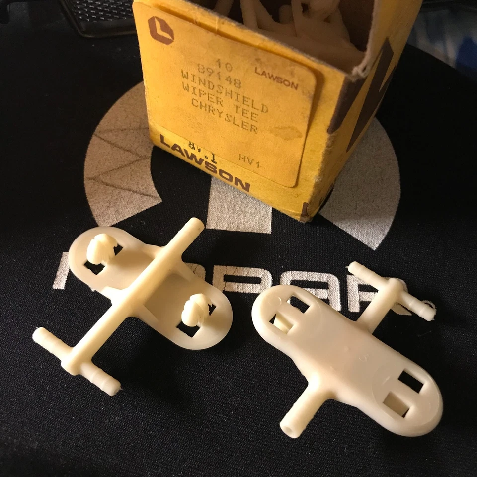 Dodge Plymouth 1970-74 E-Body 71-74 B, (1) TEE HOSE CONNECTOR Windshield, Mopar Foto 2 de 4