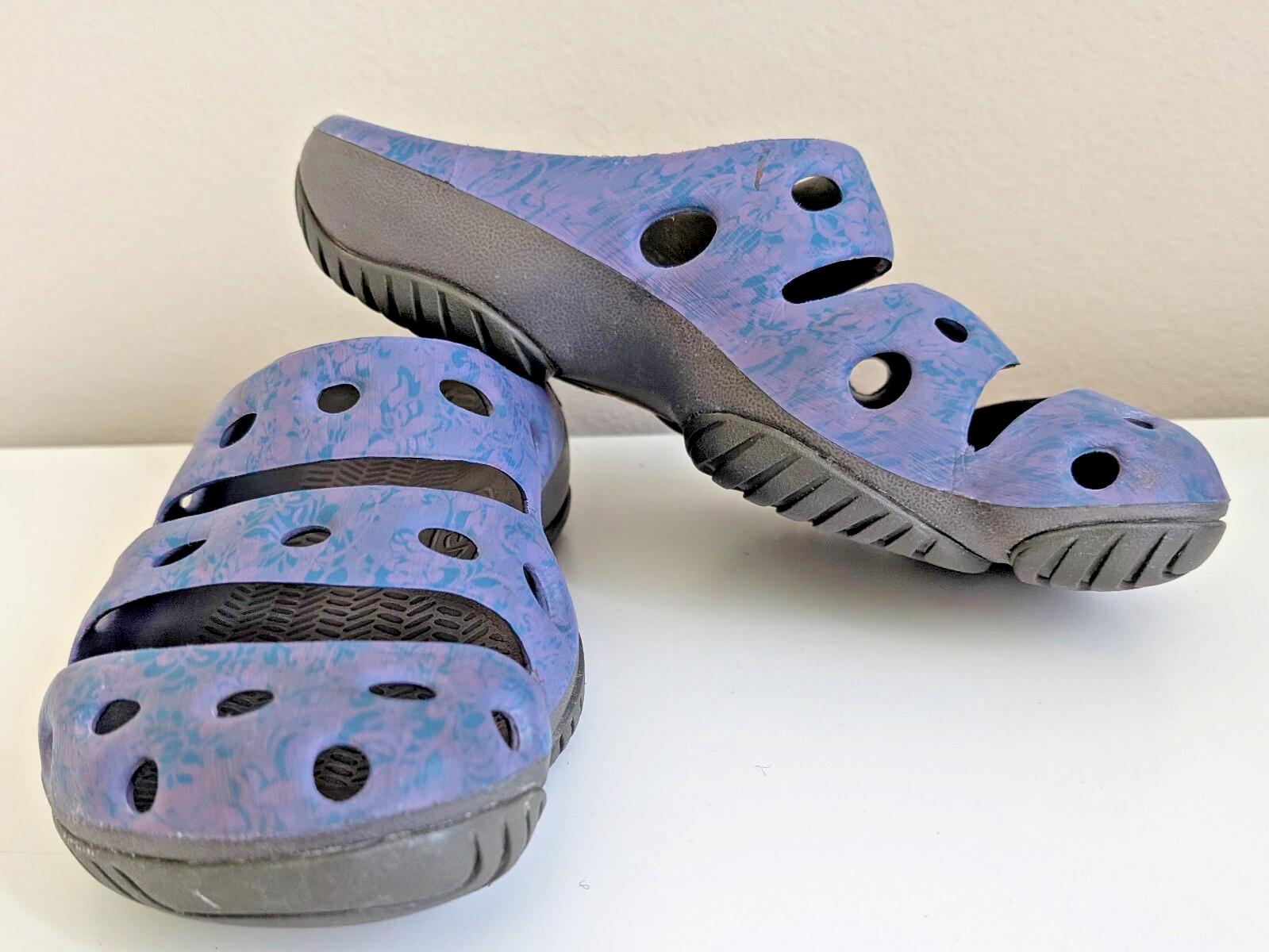 Keen Yogui Arts Slip-On Clogs for Women Size 10.5-11 Blue Purple Floral Rubber Shoes-image