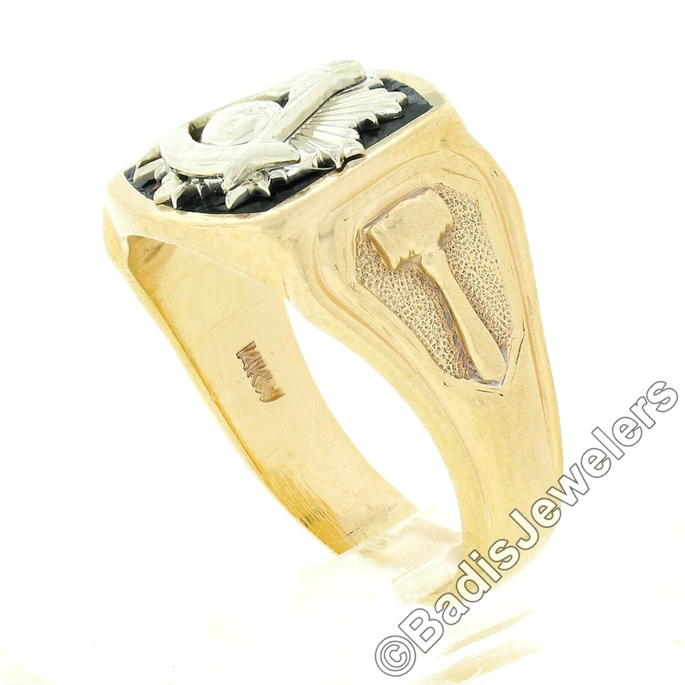 Antiguo anillo de banda masónica de lados detallados de esmalte negro dorado de dos tonos de 14K para hombre Foto 2 de 4