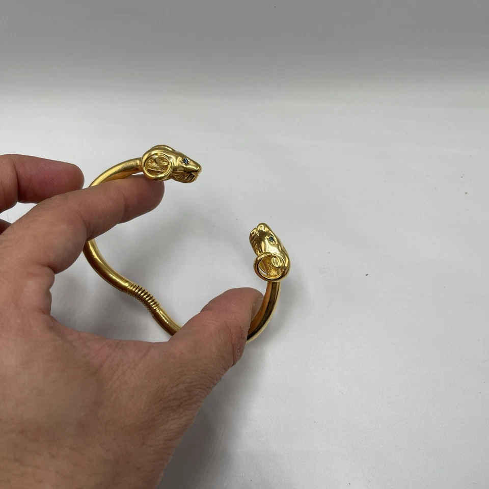 Pulsera KJL Kenneth Jay Lane Chapada en Oro Ram Aries Cabeza Puño Ojos Verdes Foto 4 de 4