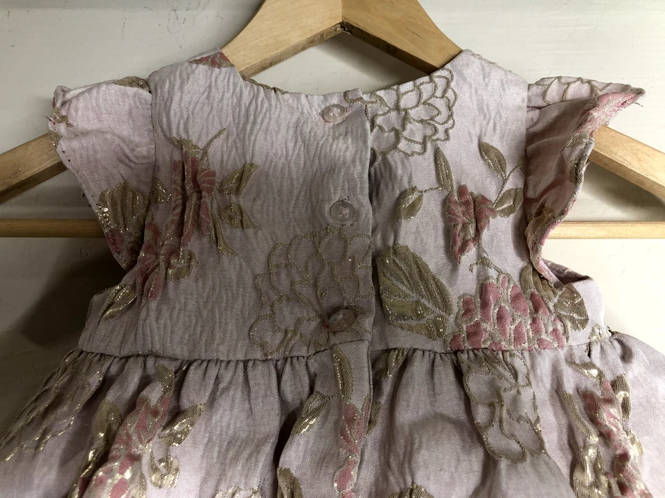 Laura Ashley 婴儿 24 Mos 连衣裙粉色锦缎皱珠宝装饰假日婚礼 — 第 3/4 张图片