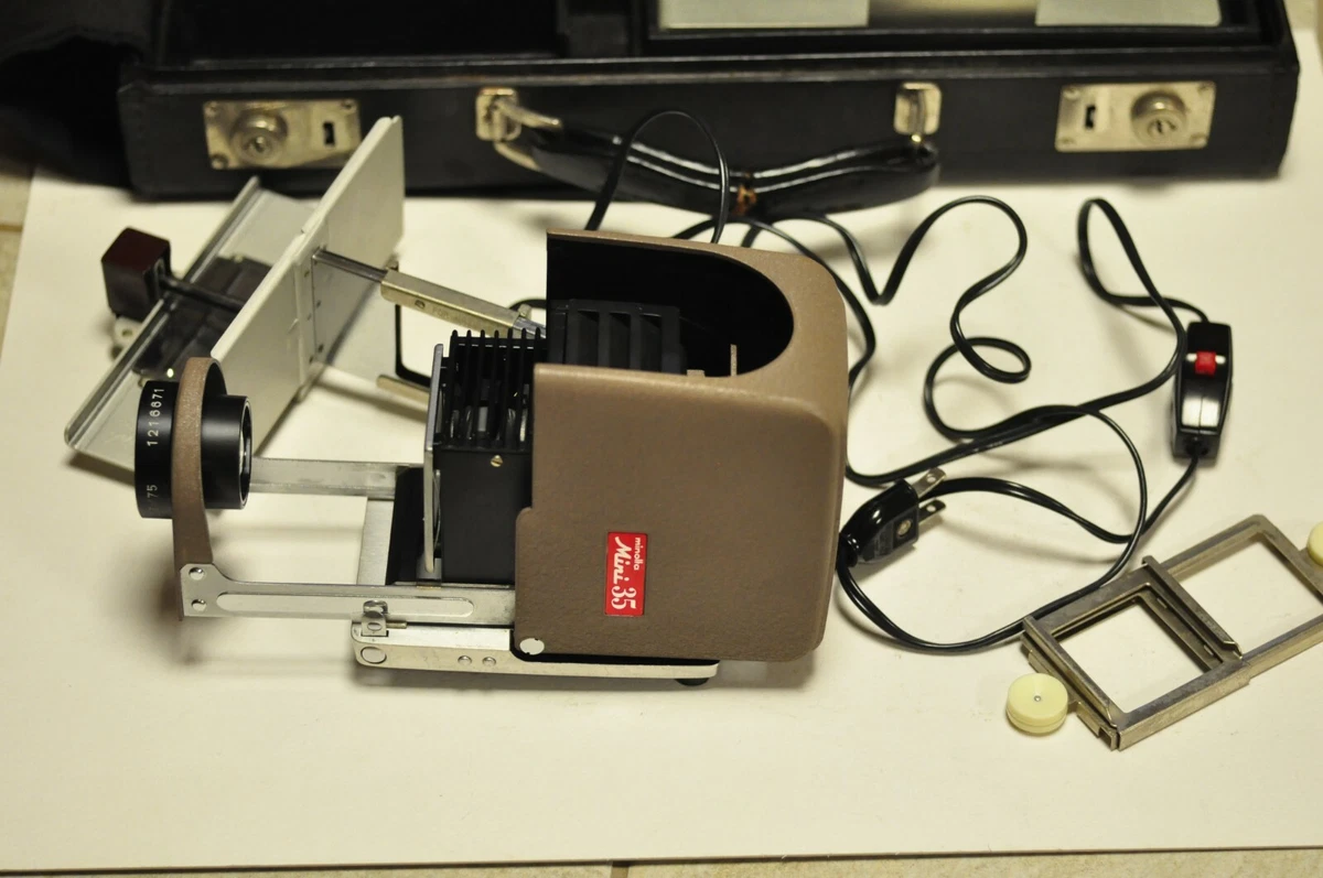 Minolta Mini 35 compact projector for 2x2 slides with case & accessories.
