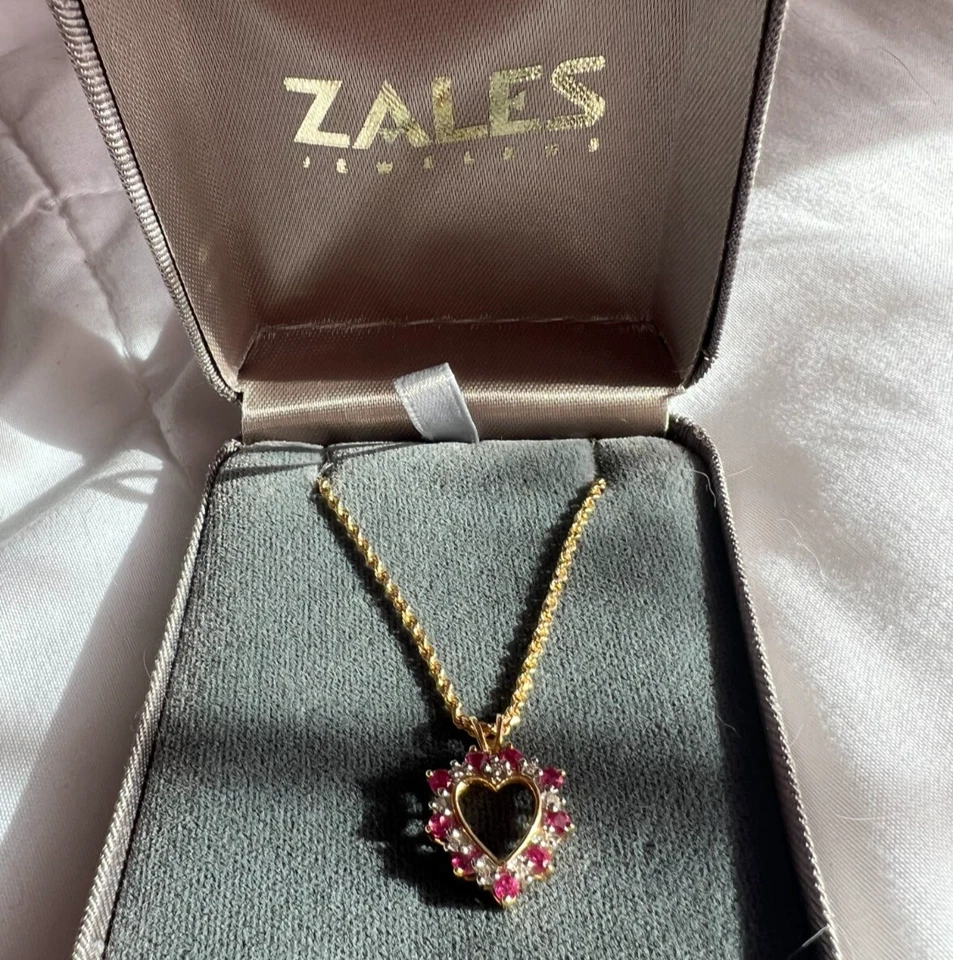 Pingente de ouro amarelo 14k 9 rubis com 9 diamantes em forma de coração com corrente de 18" - Imagem 3 de 4