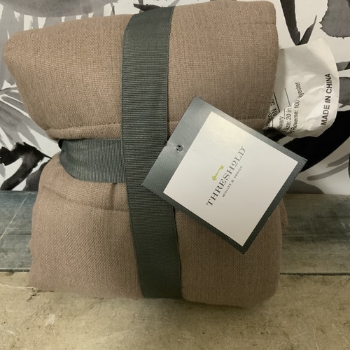 ๐ฏ Threshold Reversible Faux Fur & Flannel Quilt Sham Light Brown ๐20โX26โ - Picture 2 of 4