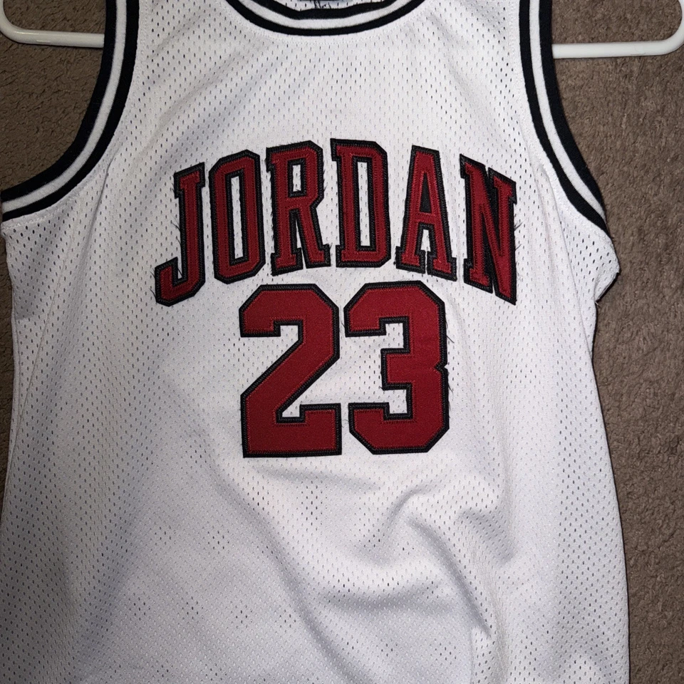 Camiseta deportiva de baloncesto Nike Air Jordan #23 blanca roja negra juvenil M 10-12 años Foto 3 de 4