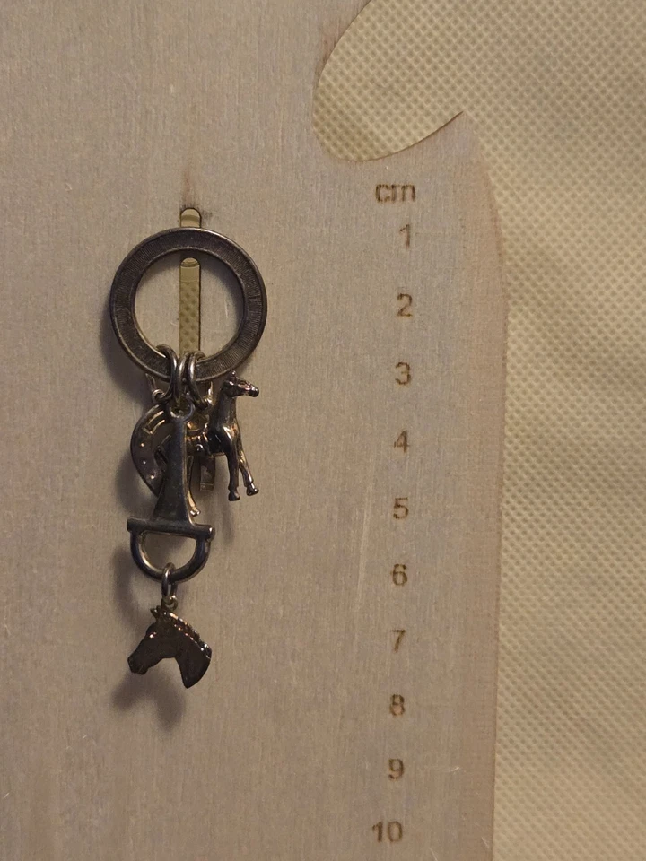 Aretes con cabeza de caballo, herradura y caballo en tono bronce Foto 3 de 4