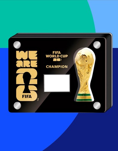 Caja de exhibición oficial del trofeo de la Copa Mundial de la FIFA 2026 con 64 pegatinas de bandera del equipo - Imagen 3 de 7