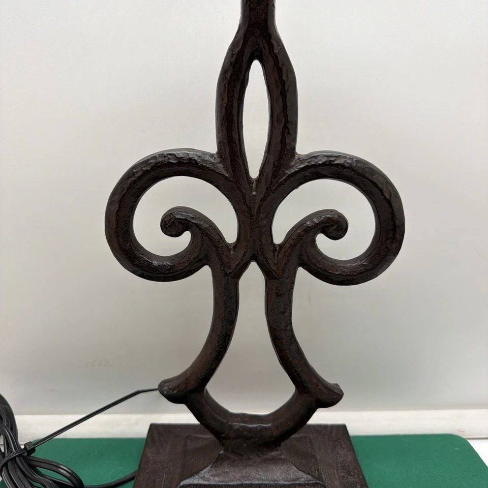Lámpara de mesa estilo hierro forjado Fleur De Lis mesita de noche de escritorio 17" de alto Foto 4 de 4