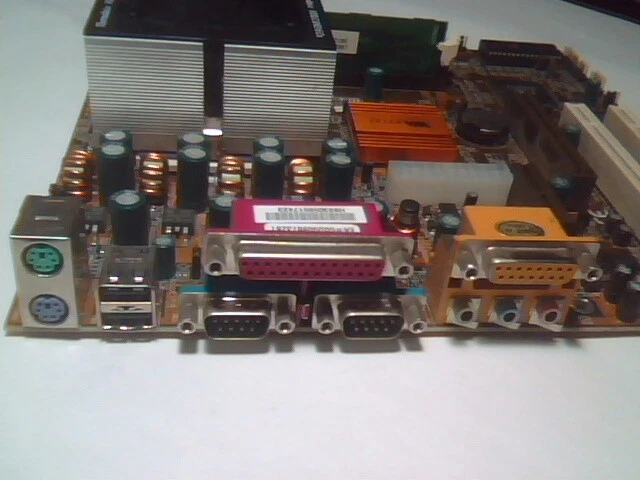 Placa-mãe Athlon PCchips M805LR REV:1.0 900MHz VIA - Imagem 2 de 4