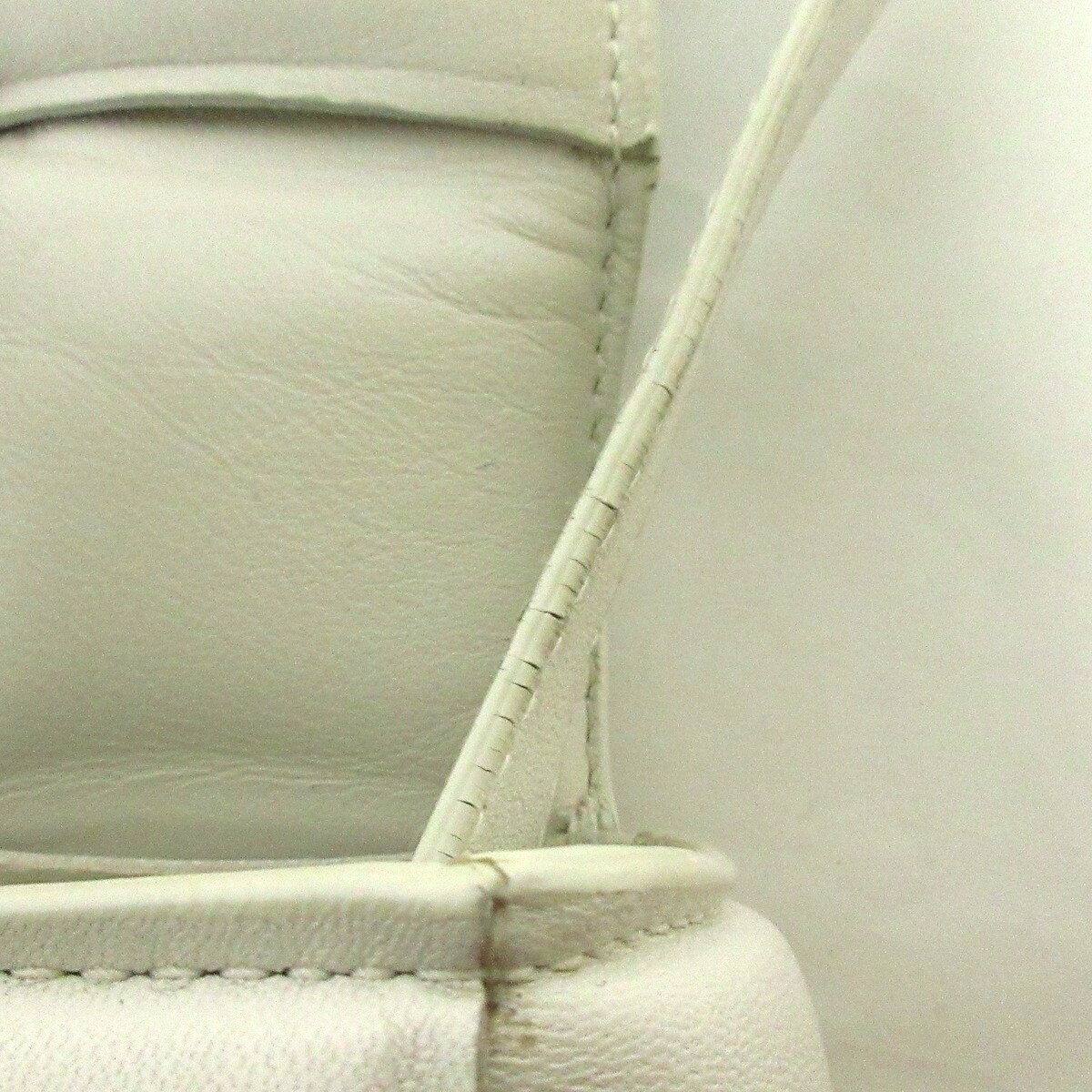Auth BOTTEGA VENETA Padded Cassette 591970 White Leather Auth BOTTEGA VENETA Padded Cassette 591970 White Leather