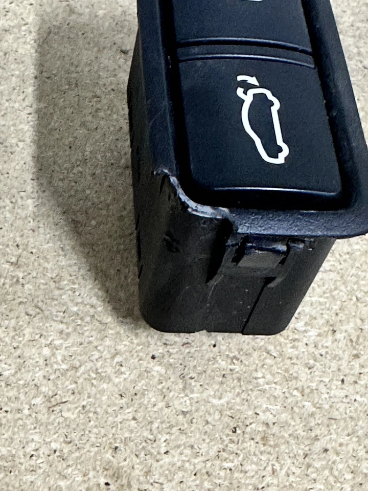 OEM 2015 KIA K900 REAR TRUNK BOOT LID CLOSE LOCK BUTTON ASSEMBLY 299115815 - Image 3 of 4