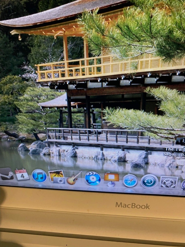 Apple MacBook Pro (13 pulgadas, mediados de 2009) Intel Core 2 Duo / 160 GB HDD / 2 GB de RAM Foto 2 de 2