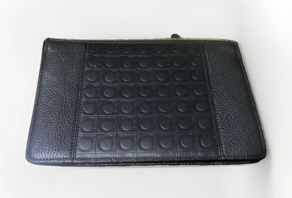 Pochette gamma homme Salvatore Ferragamo en cuir gaufré noir fermeture... - Photo 1/4