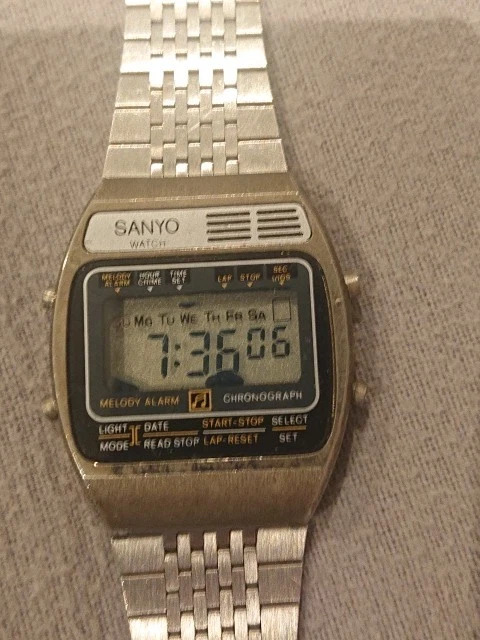 Reloj digital Sanyo vintage. Foto 2 de 4