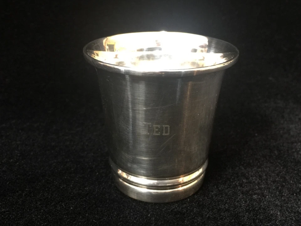 Taza bebé vintage Dinamarca plateada, marca antorcha y "M", 2 3/8" de alto x 2 1/4" con Foto 2 de 4