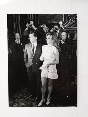 Raquel Welch Wedding Paris Mairie 8E France-Soir 1967 VTG Photo