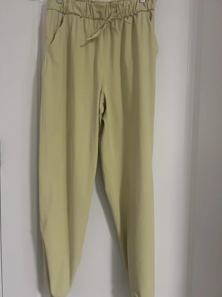 Jogger elástico de tiro alto amarillo talla 6 Lululemon para mujer Foto 2 de 4