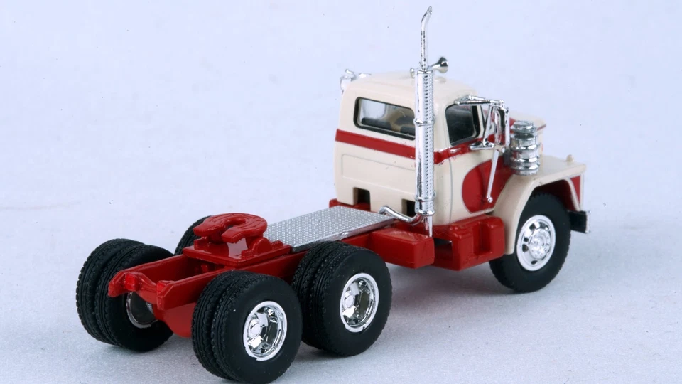 Brekina Dodge CT-900 Day Cab Truck Tractor White/Red #86300 HO 1/87 Scale - Image 2 of 4