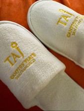 TAJ LUXURY HOTEL WHITE GOLD HOME SLIPPERS 5.5 CAMPTON PLACE SAN FRANCISCO INDIA