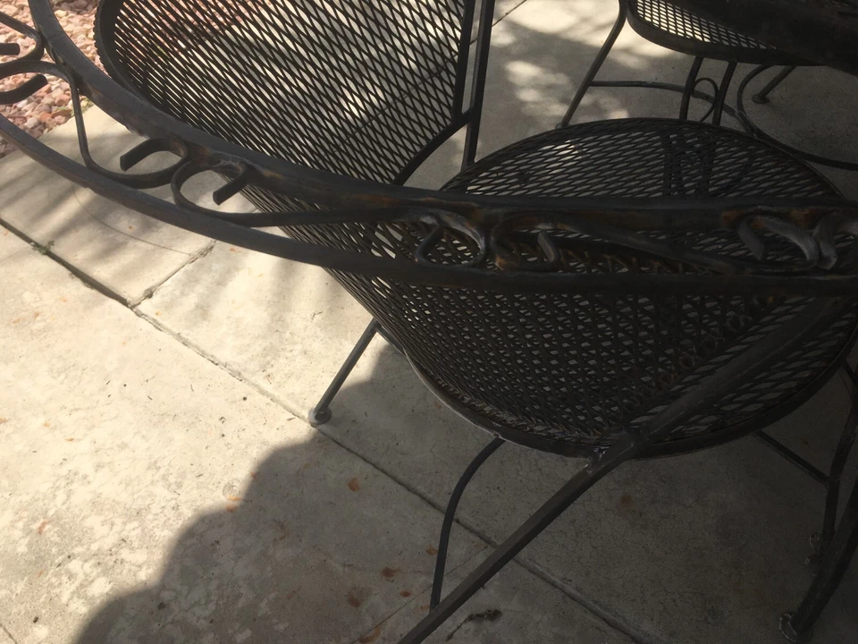 Mesa y sillas de patio vintage de hierro forjado de mediados de siglo Foto 3 de 4