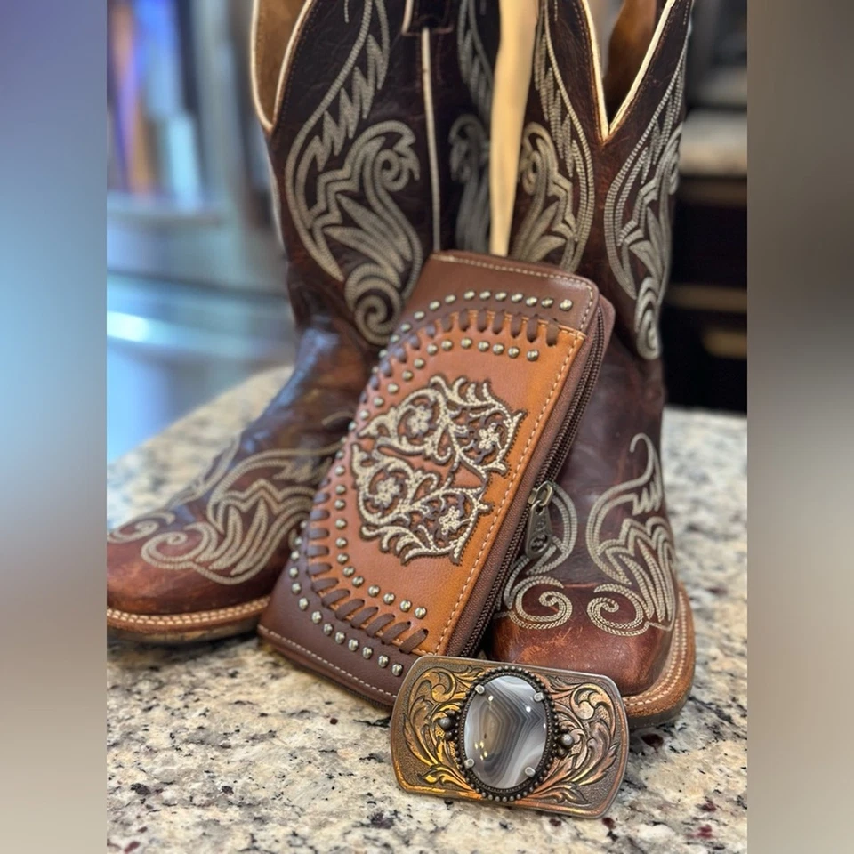 Cartera American Bling by Montana West de cuero marrón y tachuelas con cremallera nueva sin etiquetas Foto 2 de 4