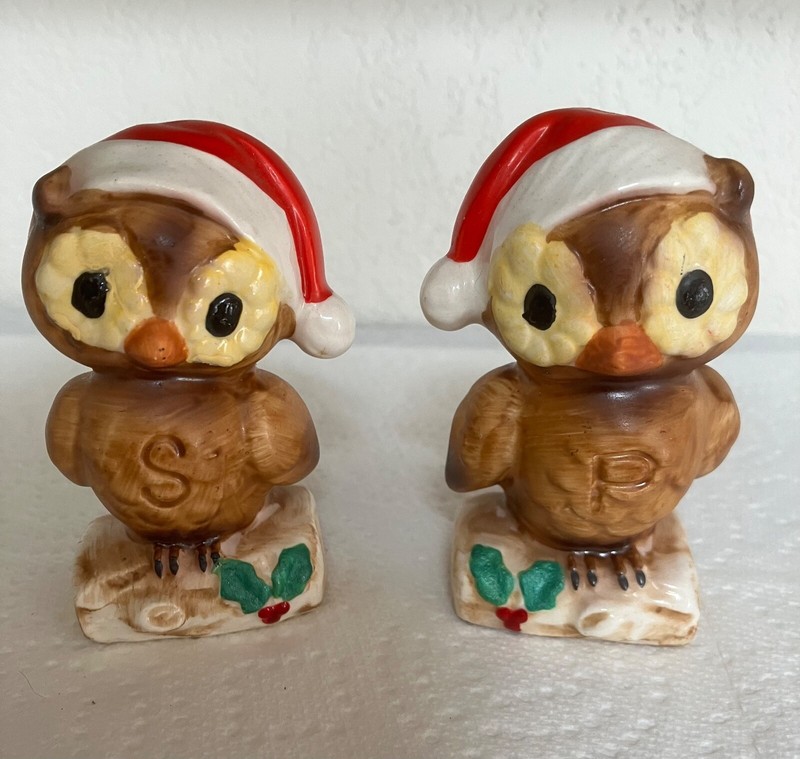 VINTAGE JOSEF ORIGINALS PORCELAIN SANTA HAT  CHRISTMAS OWL SALT & PEPPER SHAKERS